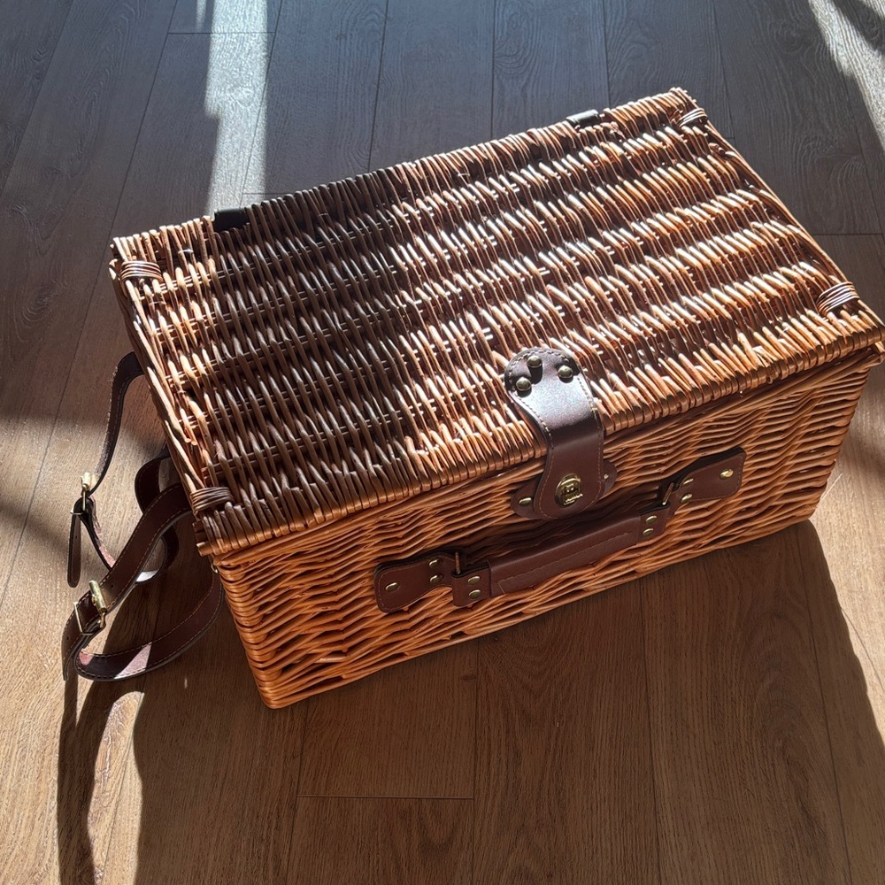 🧺 Picnic Basket with Faux Leather Trim